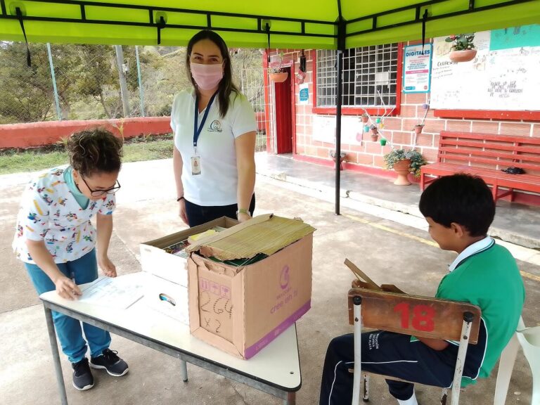 Entrega de libros campaña «Bono Estudiantil 2022»