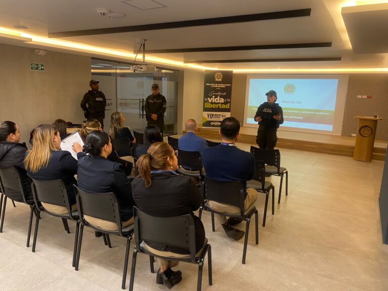 🚨👮‍♂️ En COOPACREDITO seguimos trabajando por la seguridad y el bienestar de todos.